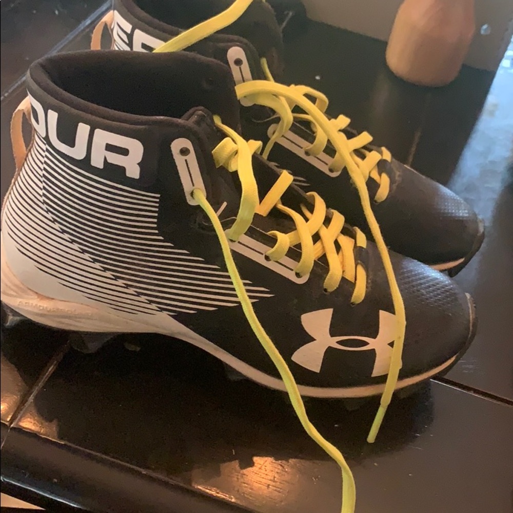 Under Armour Boys cleats football/baseball